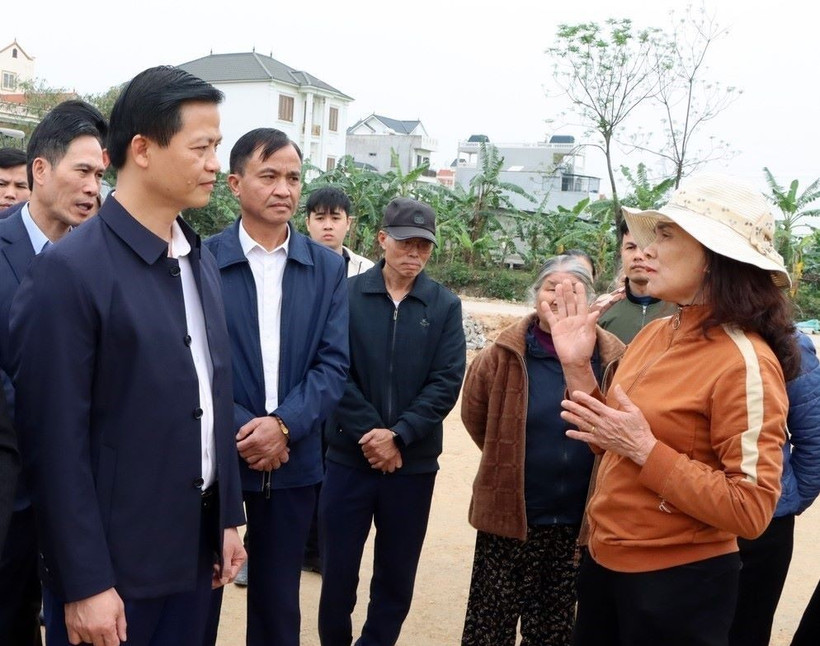 Chủ tịch Ủy ban Nhân dân tỉnh Bắc Ninh Vương Quốc Tuấn nghe người dân phản ánh, kiến nghị. (Ảnh: Thái Hùng/TTXVN)