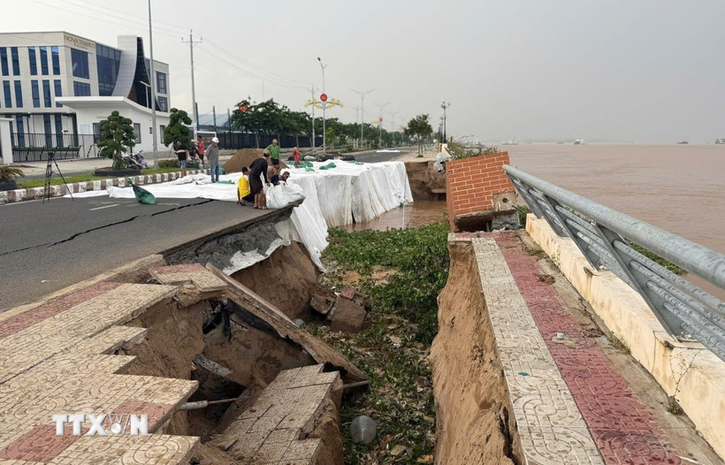 Khắc phục tạm thời điểm sạt lở, sụt lún kè Thường Thới Tiền thuộc xã Thường Phước, tỉnh Đồng Tháp. (Ảnh: TTXVN phát)
