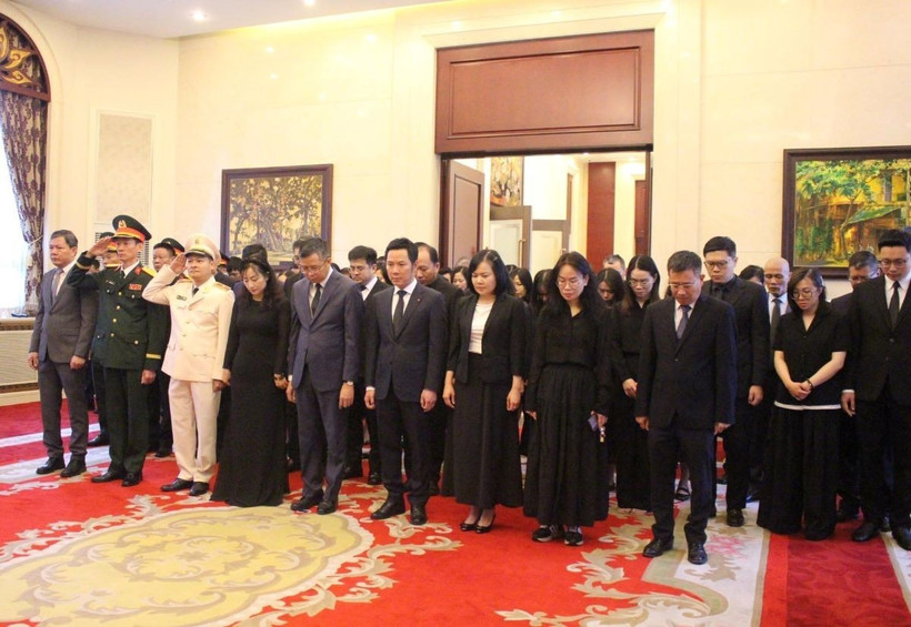 Đoàn Đại sứ quán Việt Nam tại Trung Quốc do Đại sứ Phạm Thanh Bình dẫn đầu, viếng nguyên Chủ tịch nước Trần Đức Lương. (Ảnh: Hải Yến/TTXVN)