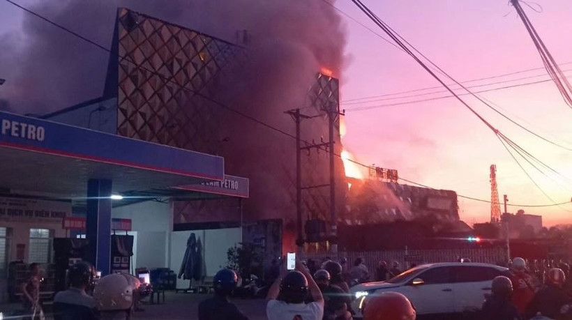 Đám cháy gần cây xăng nên lực lượng chữa cháy phải chia thành nhiều phun nước ngăn cháy lan (Nguồn: VOV)