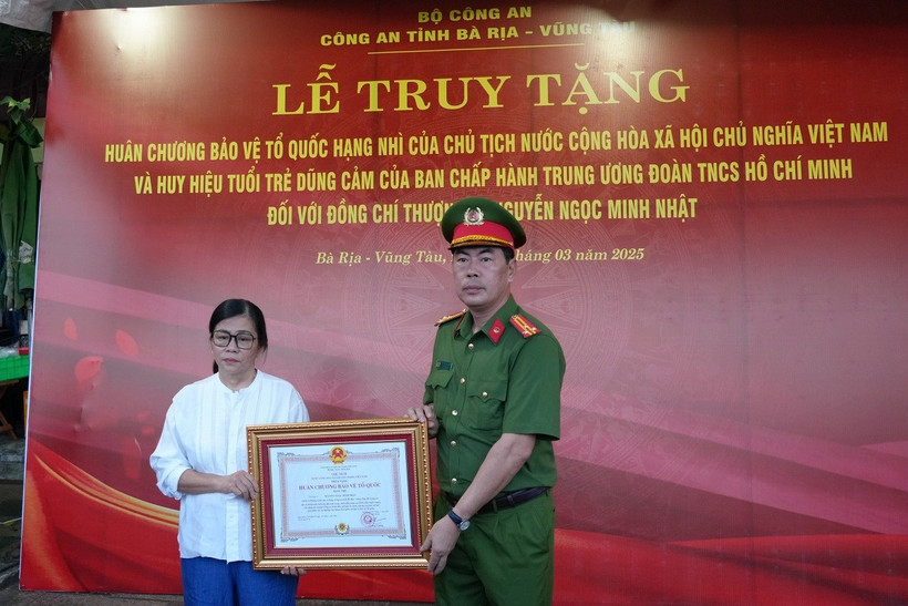  Một phút mặc niệm tưởng nhớ Thượng sỹ Nguyễn Ngọc Minh Nhật. Ảnh: TTXVN phát Thừa ủy quyền của Chủ tịch nước, Thượng tá Trần Thanh Hiển, Phó Giám đốc Công an tỉnh Bà Rịa-Vũng Tàu, trao Huân chương bảo vệ Tổ quốc hạng Nhì truy tặng Thượng sỹ Nguyễn Ngọc Minh Nhật. (Ảnh: TTXVN)