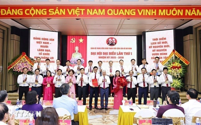 Đồng chí Đỗ Văn Chiến, Ủy viên Bộ Chính trị, Bí thư Trung ương Đảng, Bí thư Đảng ủy Mặt trận Tổ quốc, các đoàn thể Trung ương, Chủ tịch Ủy ban Trung ương Mặt trận Tổ quốc Việt Nam chúc mừng Ban Chấp hành Đảng bộ Trung ương Đoàn nhiệm kỳ 2025 - 2030. (Ảnh: Minh Đức/TTXVN)