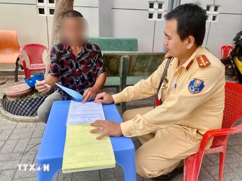 Người đàn ông điều khiển xe máy biển số: 70B1-578.XX tên Huỳnh Văn L., sinh năm 1973, ngụ Khu phố 4, phường Long Hoa làm việc tại cơ quan Công an. (Ảnh: TTXVN phát)