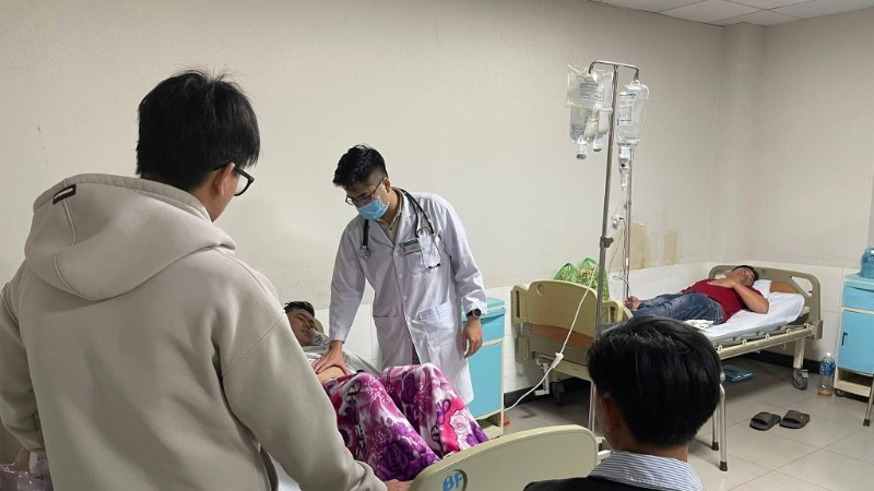 Các bệnh nhân bị ngộ độc nằm điều trị tại bệnh viện. (Nguồn: Nhân Dân)