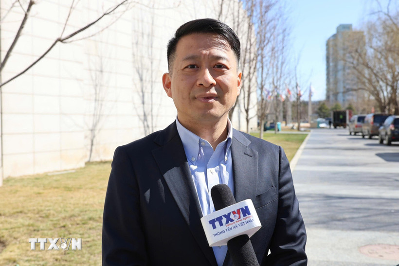 Giáo sư Khúc Cường, giảng viên Đại học Dân tộc Trung ương Trung Quốc, chuyên gia bình luận của CGTN, cho rằng giai đoạn quy hoạch mới không chỉ mang ý nghĩa kinh tế mà còn đánh dấu bước chuyển quan trọng trong quá trình hiện đại hóa của Trung Quốc. (Ảnh: Quang Hưng/TTXVN)