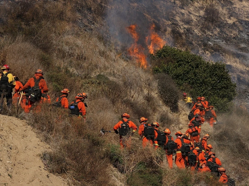 (Tư liệu) Lính cứu hỏa nỗ lực dập lửa cháy rừng tại Malibu, California, Mỹ. (Ảnh: THX/TTXVN)