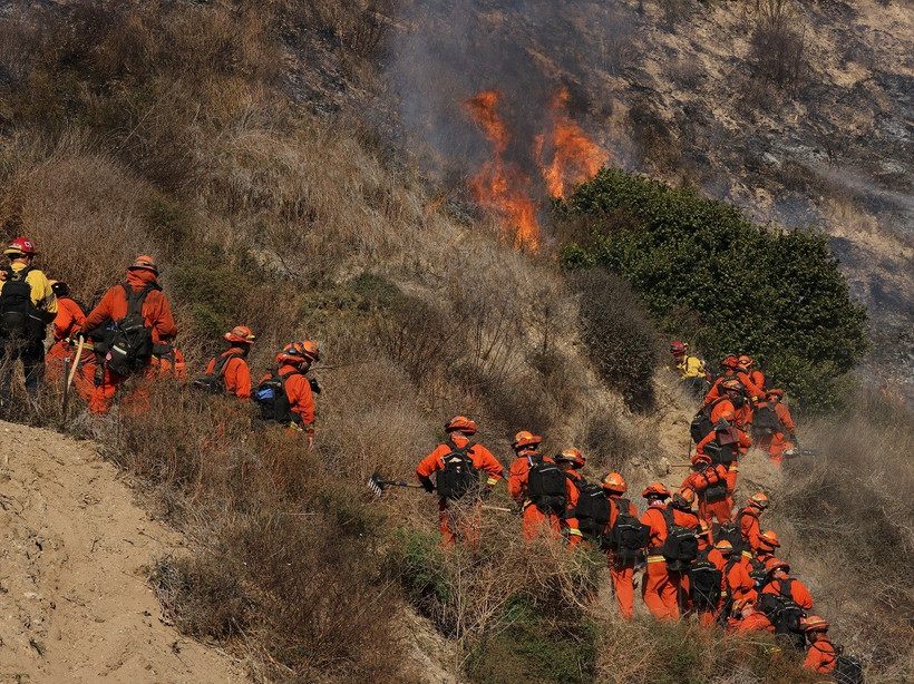 (Tư liệu) Lính cứu hỏa nỗ lực dập lửa cháy rừng tại Malibu, California, Mỹ. (Ảnh: THX/TTXVN)