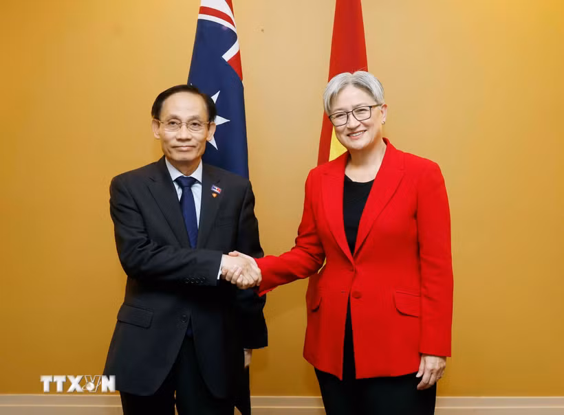 Bộ trưởng Ngoại giao Lê Hoài Trung và Bộ trưởng Ngoại giao Australia Penny Wong. (Ảnh: Thống Nhất/TTXVN)