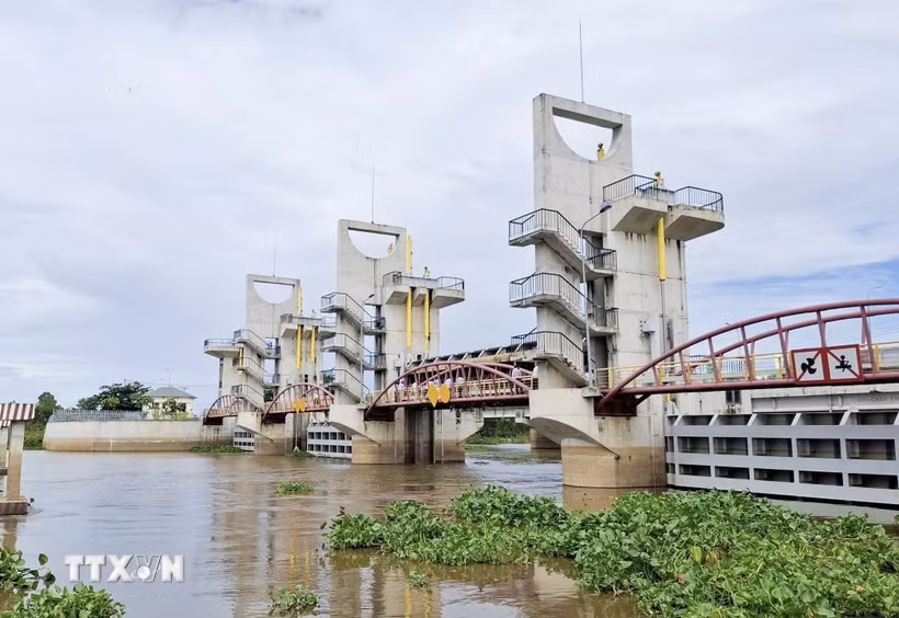 Cống Trà Sư (phường Thới Sơn, tỉnh An Giang) có vài trò điều tiết nguồn nước, kiểm soát lũ, bảo vệ sản xuất vùng Tứ giác Long Xuyên. (Ảnh: Thanh Sang/TTXVN)