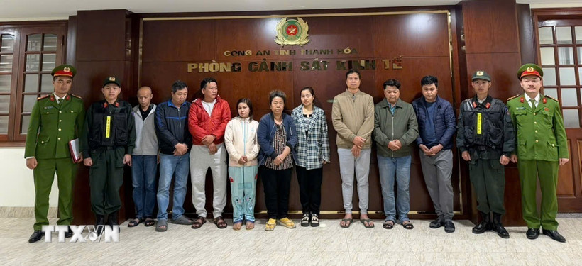 Khởi tố 26 đối tượng về các tội “Sản xuất, buôn bán hàng giả là thực phẩm” và tội “Sản xuất, buôn bán hàng giả là thuốc chữa bệnh.” (Ảnh: TTXVN phát)