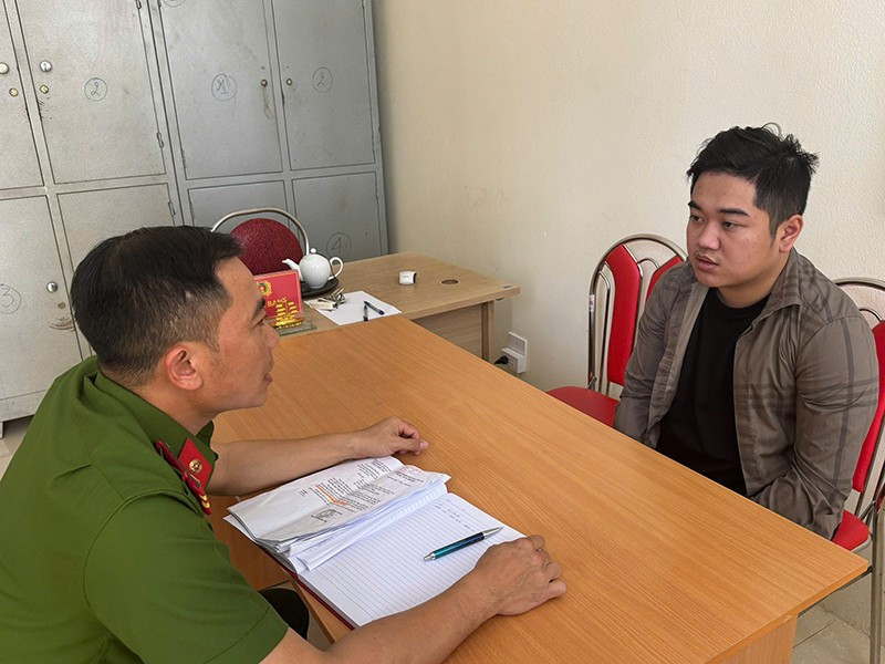 Đối tượng Nguyễn Hoàng Anh tại cơ quan điều tra. (Nguồn: Báo Thanh Hóa)