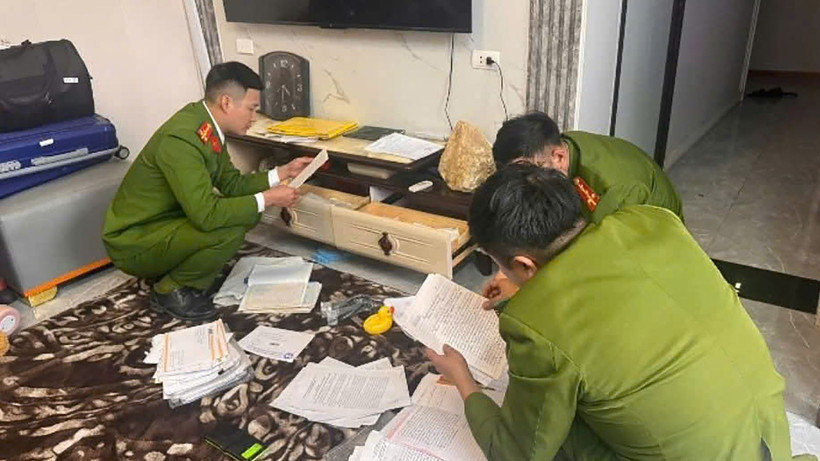 Cơ quan công an khám xét tại nhà đối tượng Dương Thị Du. (Nguồn: Công an Bắc Giang)