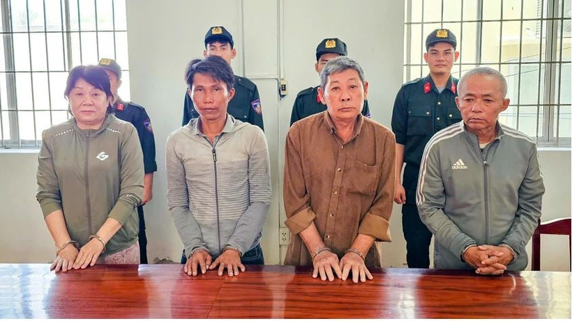 Từ trái qua: Các bị can Lâm Thị Hồng Hạnh, Nguyễn Văn Vũ, Nguyễn Duy Thành, Nguyễn Hữu Vĩnh tại cơ quan công an. (Ảnh: CAAG)