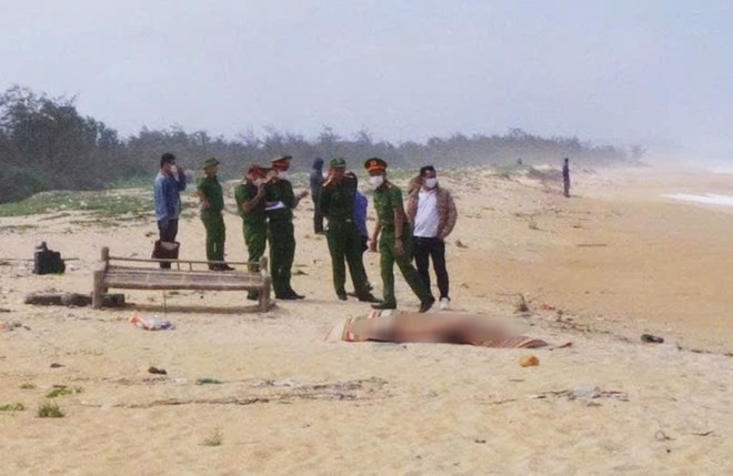 Thi thể 2 ngư dân tại Quảng Trị trên tàu cá mất tích được phát hiện ở Quảng Ngãi. (Nguồn: Lao Động)