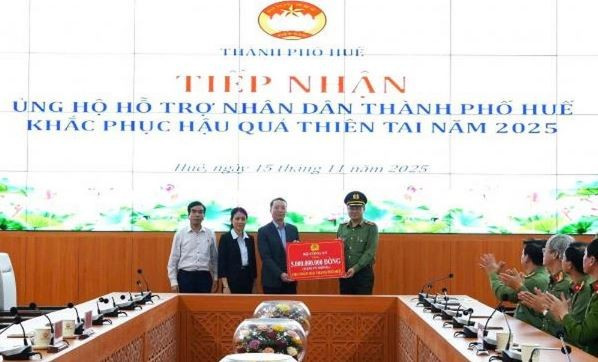 Thừa ủy quyền lãnh đạo Bộ Công an, Thiếu tướng Nguyễn Thanh Tuấn, Giám đốc Công an TP Huế trao 5 tỷ đồng của Bộ Công an tặng nhân dân TP Huế khắc phục hậu quả thiên tai.
