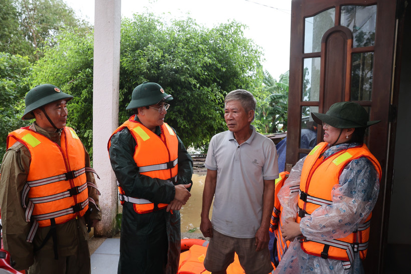 Đại tá Phan Đại Nghĩa, Phó Tư lệnh kiêm Tham mưu trưởng Quân khu V cùng lãnh đạo phường Ngũ Hành Sơn động viên, vận động nhân dân di chuyển đến nơi tránh trú an toàn. (Ảnh: Anh Dũng/TTXVN)