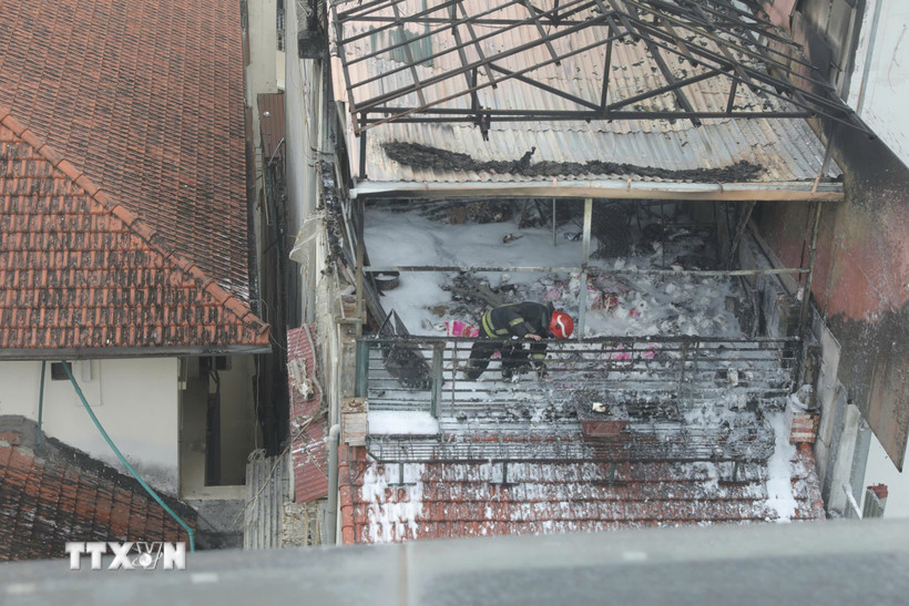 Đám cháy xảy ra trên khu vực sân thượng trong khu vực dân cư đông đúc. (Ảnh: Lê Đông/TTXVN)