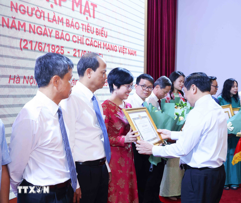 Đồng chí Lại Xuân Môn, Ủy viên Trung ương Đảng, Phó Trưởng Ban Thường trực Ban Tuyên giáo và Dân vận Trung ương trao Bằng khen cho nhà báo Ninh Hồng Nga, Tổng Biên tập Báo Tin tức và Dân tộc (TTXVN). (Ảnh: Phương Hoa/TTXVN)