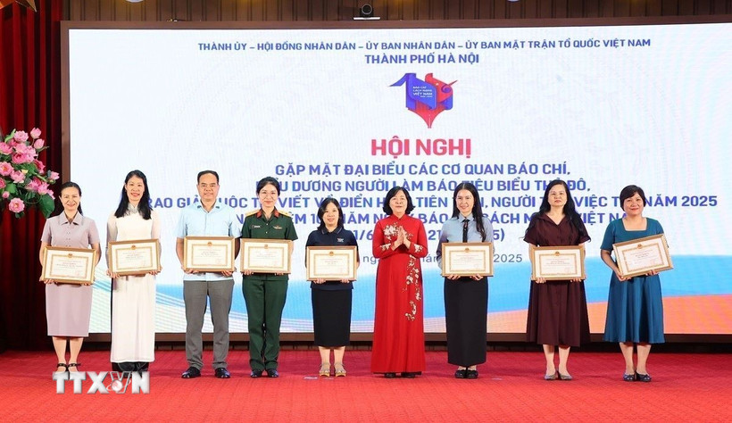 Ủy viên Bộ Chính trị, Bí thư Thành ủy Hà Nội Bùi Thị Minh Hoài trao Bằng khen của thành phố cho các tập thể và cá nhân tiêu biểu của Thủ đô. (Ảnh: Văn Điệp/TTXVN)