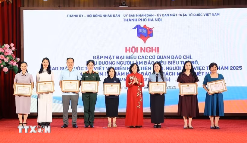 Ủy viên Bộ Chính trị, Bí thư Thành ủy Hà Nội Bùi Thị Minh Hoài trao Bằng khen của thành phố cho các tập thể và cá nhân tiêu biểu của Thủ đô. (Ảnh: Văn Điệp/TTXVN)