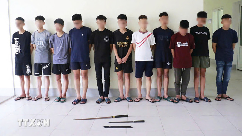 Các đối tượng có độ tuổi từ 15-17 tuổi cùng tang vật tại cơ quan chức năng. (Ảnh: TTXVN phát)
