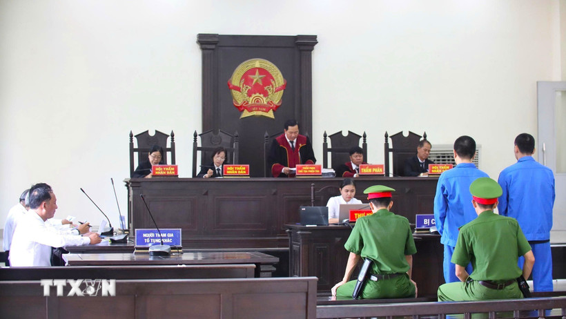 Hội đồng xét xử Tòa án nhân dân tỉnh Tây Ninh tuyên đọc cáo trạng đối với các bị cáo về tội “Giết người.” (Ảnh: Minh Phú/TTXVN)