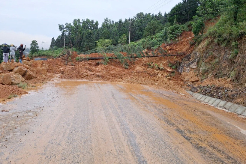 Sự cố sạt lở khiến giao thông bị gián đoạn. (Nguồn: Báo Lâm Đồng)