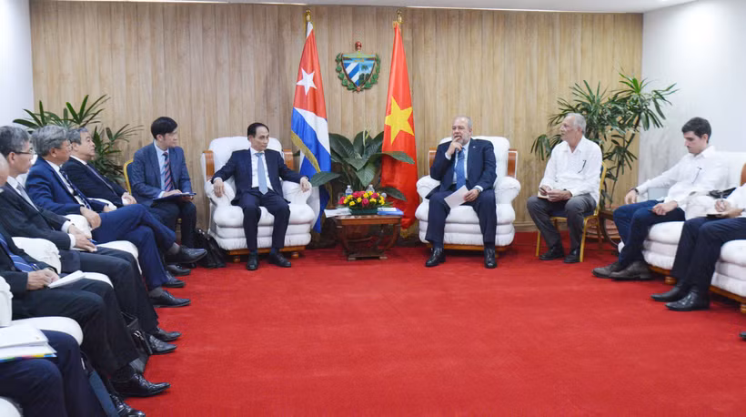 Quang cảnh cuộc hội kiến của Đặc phái viên của Tổng Bí thư, Chủ tịch nước Tô Lâm, đồng chí Lê Hoài Trung, Ủy viên Bộ Chính trị, Bộ trưởng Bộ Ngoại giao với Thủ tướng Cuba Manuel Marrero Cruz. (Ảnh: Việt Hùng/TTXVN)