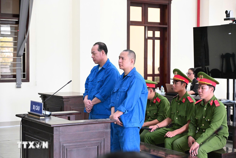Các bị cáo Đặng Thanh Tuấn và Phạm Văn Tiến nghe Hội đồng xét xử Tòa án nhân dân tỉnh Tây Ninh tuyên án. (Ảnh: TTXVN phát)