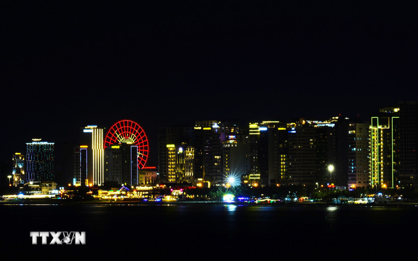 Biển Mỹ Khê về đêm. (Ảnh: Văn Dũng/TTXVN)