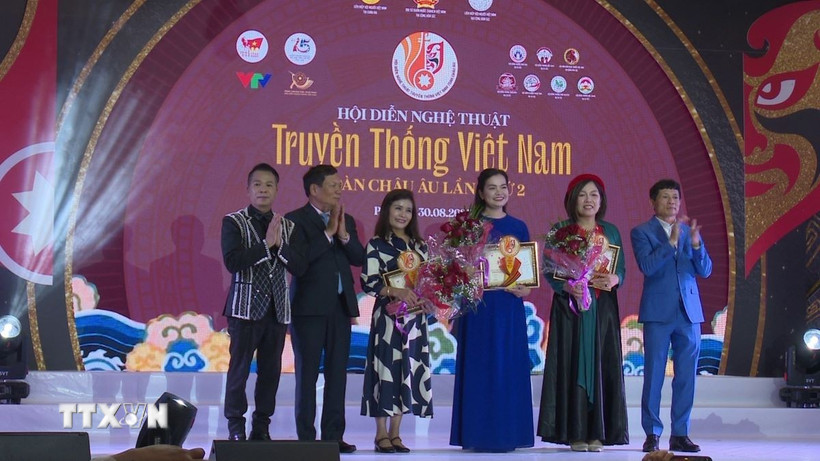 Ban tổ chức trao giải thưởng cho các nghệ sỹ. (Ảnh: Ngọc Long/TTXVN)