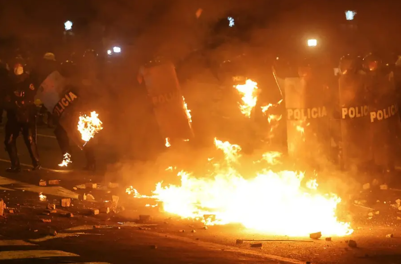 Đụng độ trong các cuộc biểu tình ở thủ đô Lima đã khiến ít nhất 55 cảnh sát và 20 dân thường bị thương. (Ảnh: AFP)