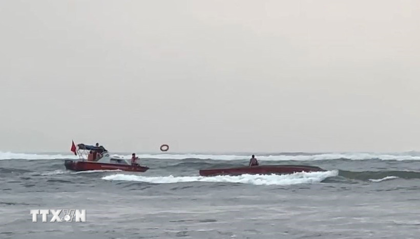 Đồn Biên phòng Nhật Lệ khẩn trương triển khai lực lượng, phương tiện tiếp cận tàu cá và cứu, đưa ngư dân Nguyễn Tiến Hoàng vào bờ. (Ảnh: TTXVN phát)