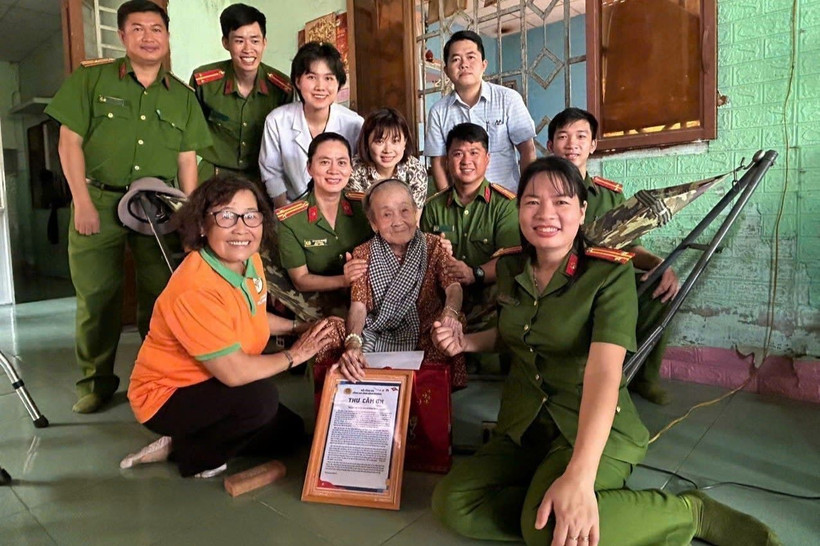 Công an tỉnh Bình Dương thăm hỏi, tặng quà và hỗ trợ lấy mẫu ADN cho Mẹ Việt Nam anh hùng. (Ảnh: TTXVN)