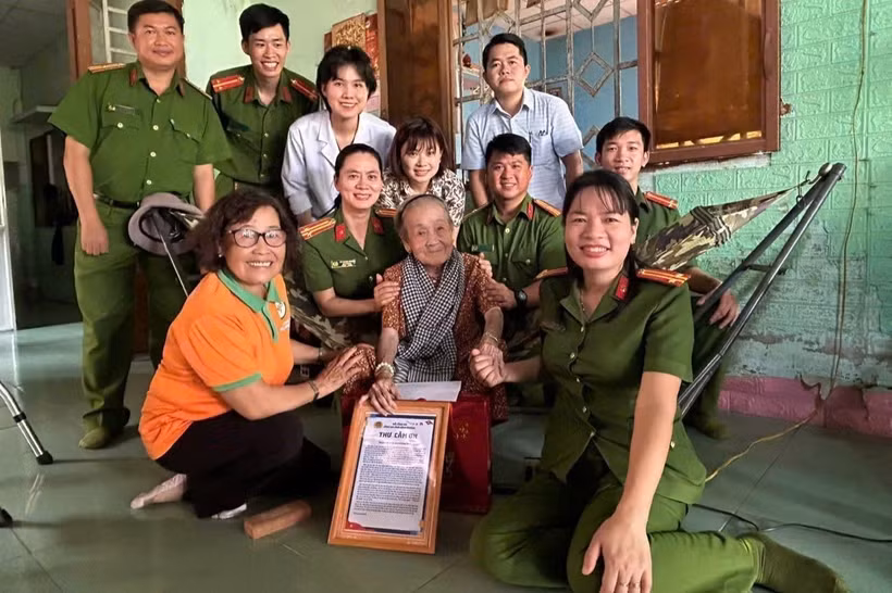 Công an tỉnh Bình Dương thăm hỏi, tặng quà và hỗ trợ lấy mẫu ADN cho Mẹ Việt Nam anh hùng. (Ảnh: TTXVN)