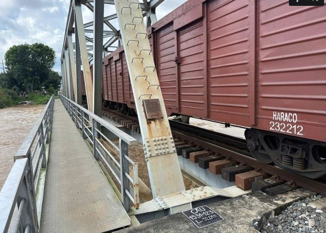 Tàu hàng gia tải cho cầu đường sắt. (Ảnh: VNR)