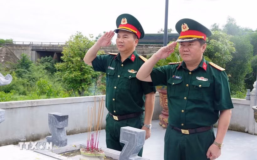 Đoàn công tác Bộ Chỉ huy Quân sự tỉnh Quảng Trị dâng hương tưởng niệm các Anh hùng liệt sỹ tại Đền thờ Liệt sỹ Trung đoàn 88, Sư đoàn 308 ở khu vực Câu Nhi. (Ảnh: TTXVN phát)