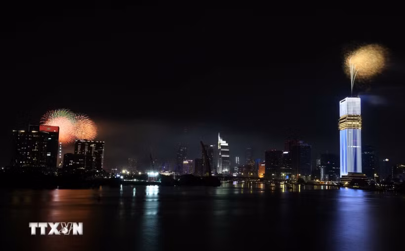 Pháo hoa bung nở trên bầu trời Thành phố Hồ Chí Minh. (Ảnh: Thu Hương/TTXVN)