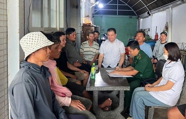 Lãnh đạo UBND xã Bình Châu thăm hỏi các ngư dân bị nạn. (Nguồn: Thanh Niên)