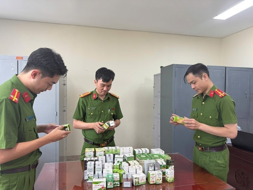 Phòng Cảnh sát kinh tế triệt phá một đường dây sản xuất, buôn bán thực phẩm chức năng giả. (Ảnh: TTXVN phát)