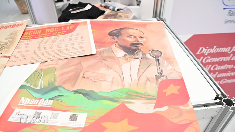Những ấn phẩm về cách mạng Việt Nam và Chủ tịch Hồ Chí Minh tại không gian trưng bày báo Granma. (Ảnh: Việt Hùng/TTXVN)