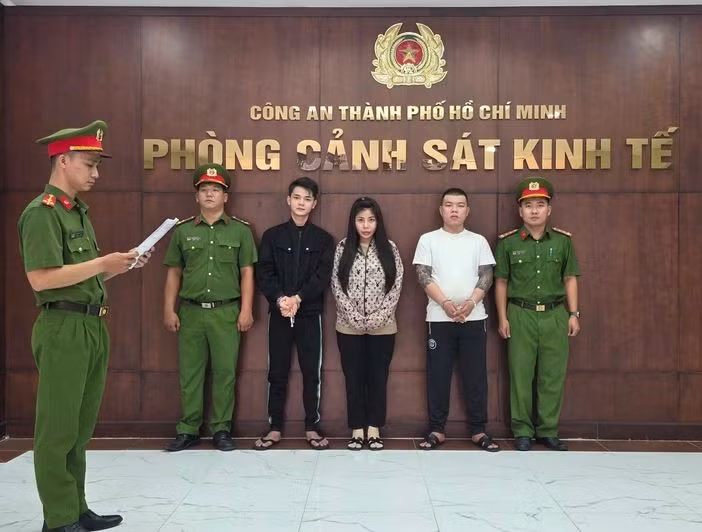 Bị can Huỳnh Đức Cường (áo trắng), Phan Thành Đạt (áo đen) và Nguyễn Thị Vân bị bắt - (Ảnh: Công an cung cấp)