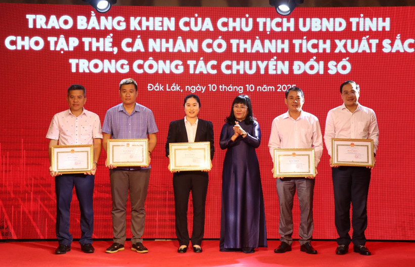 Ủy ban Nhân dân tỉnh Đắk Lắk tặng Bằng khen cho tập thể có thành tích xuất sắc trong công tác chuyển đổi số năm 2025. (Ảnh: Tuấn Anh/TTXVN)