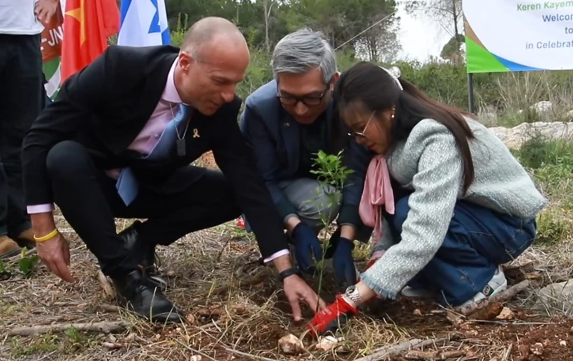 Đại sứ quán Việt Nam tại Israel đã tổ chức trồng cây hữu nghị ở khu rừng Ben Shemen. (Nguồn: TTXVN)