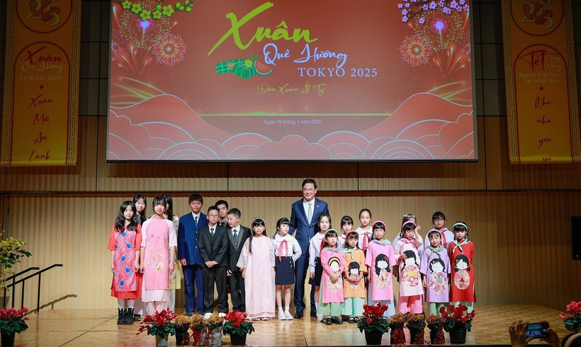 Đại sứ Phạm Quang Hiệu chụp ảnh với con em kiều bào có thành tích tốt trong năm học vừa qua.(Ảnh: Xuân Giao/TTXVN)