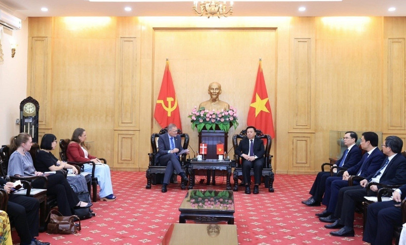 Đồng chí Nguyễn Xuân Thắng tiếp Đại sứ Đan Mạch tại Việt Nam Nicolai Prytz với các đại biểu. (Ảnh: Tuấn Anh/TTXVN)