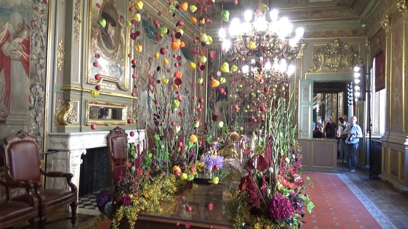 Hơn 100.000 bông hoa được chọn lựa tỉ mỉ, kết hợp với các tấm lụa, dải ruy băng và những kết cấu thực vật uốn lượn. (Nguồn: TTXVN)