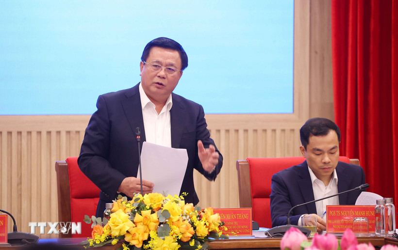 Phó Giáo sư, Tiến sỹ Nguyễn Xuân Thắng phát biểu khai mạc và đề dẫn hội thảo. (Ảnh: Văn Điệp/TTXVN)