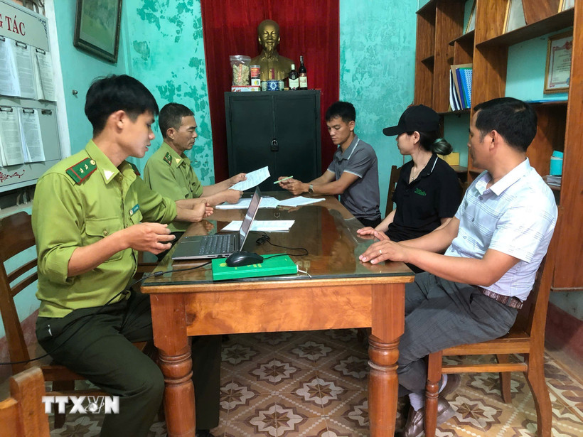 UBND xã Đakrông phối hợp với Trạm Kiểm Lâm Đakrông đã tiến hành bàn giao cá thể rái cá vuốt nhỏ cho Vườn Quốc gia Cúc phương và Trung tâm Bảo tồn động vật hoang dã tại Việt Nam. (Ảnh: TTXVN phát)