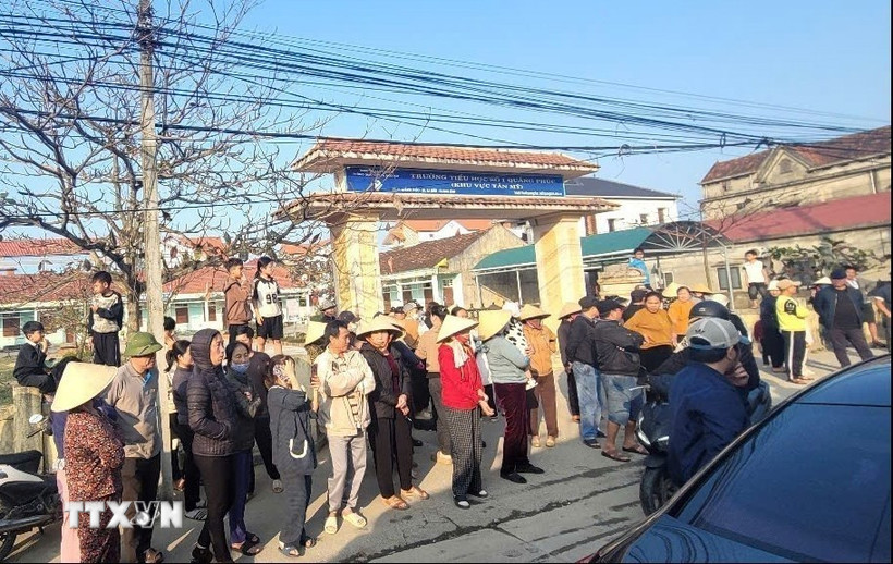 Rất đông phụ huynh học sinh tập trung phản đối không đồng ý để con em mình chuyển đến học ở địa điểm trường chính trung tâm phường Quảng Phúc, thị xã Ba Đồn. (Ảnh: Tá Chuyên/TTXVN)